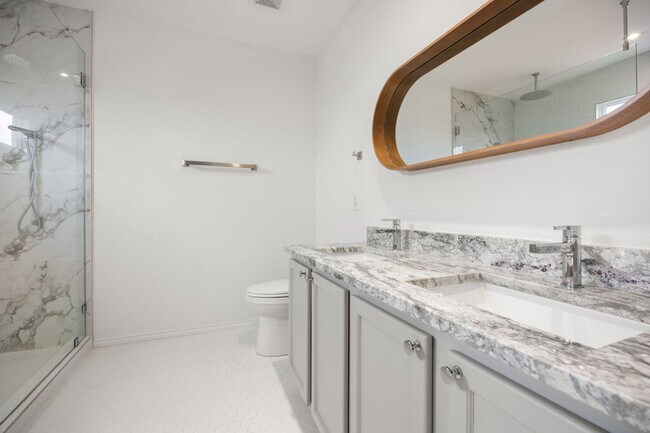 Building Photo - Beautiful 3 bedroom 2 bath home on Big Corner Lot!