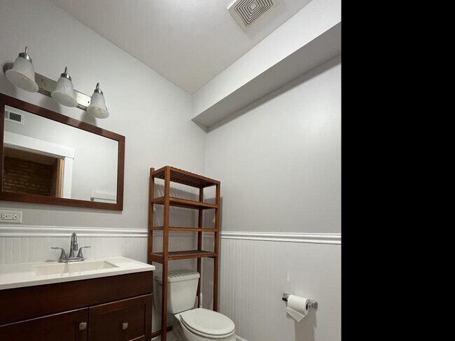 Building Photo - 2 bedroom in Chicago IL 60640