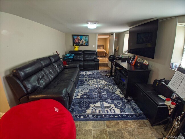 Building Photo - 535 E Walnut St