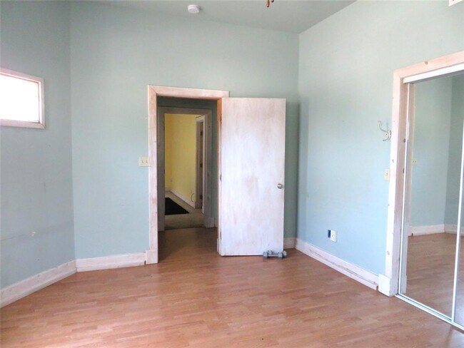 Building Photo - 302 S Washington St