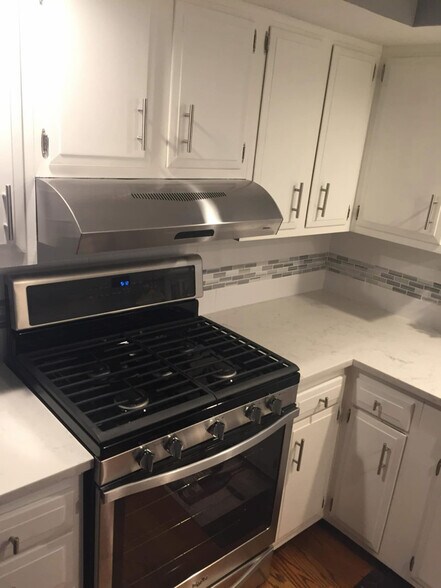 Building Photo - 6462 N Northwest Hwy