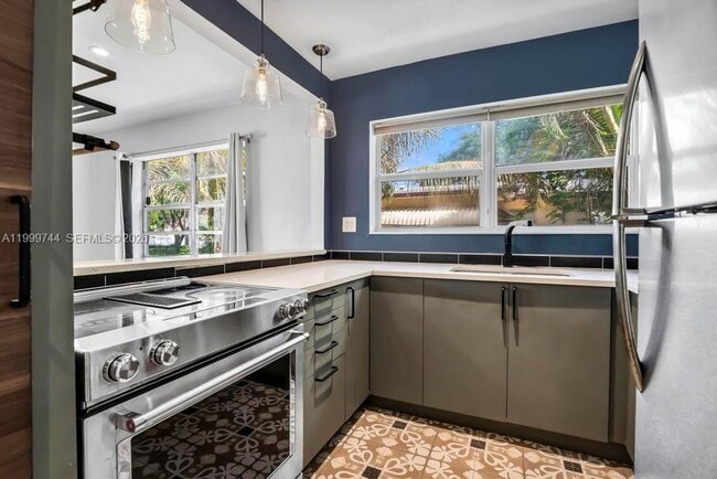 Building Photo - 517 S 19th Ave