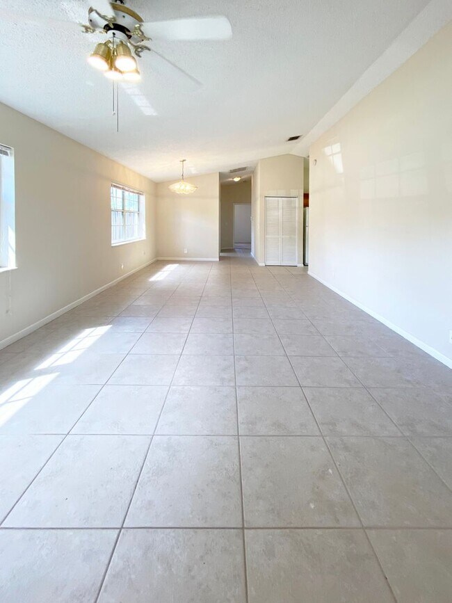 Building Photo - 2BD/2BA Single Family Home In West Palm Beach