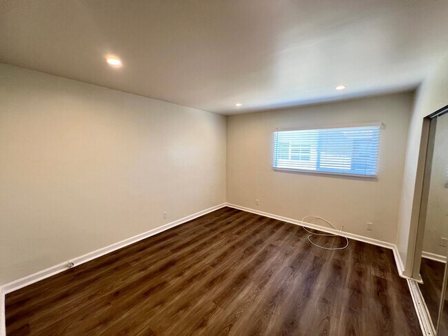 Building Photo - 2408 Ocean Park Pl S