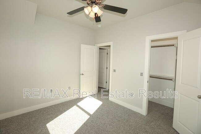 Building Photo - 2101 E Endura Pk Dr