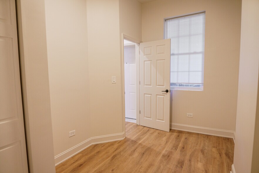 Building Photo - 6613 S Vernon Ave
