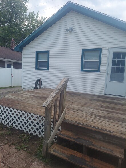 Building Photo - 827 Fairyland Ave