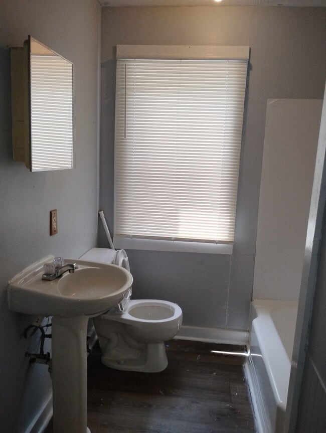 Building Photo - 1503 W 6th St