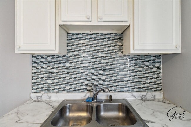 Building Photo - 3 bedroom bungalow - $1325