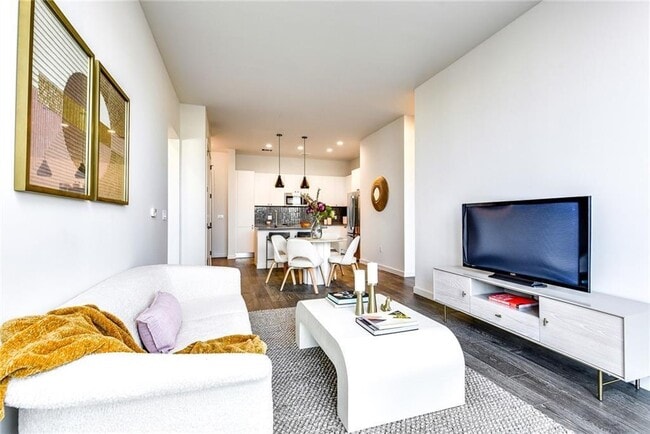 Building Photo - 800 Embassy Dr