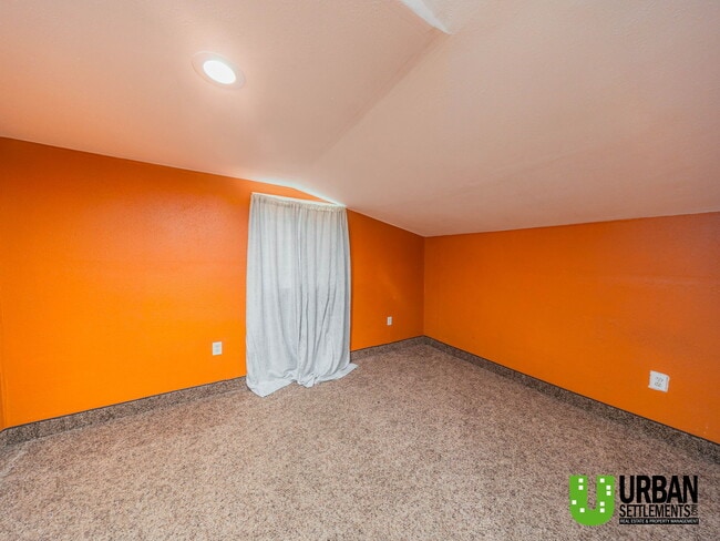 Building Photo - 3711 E Wellesley Ave