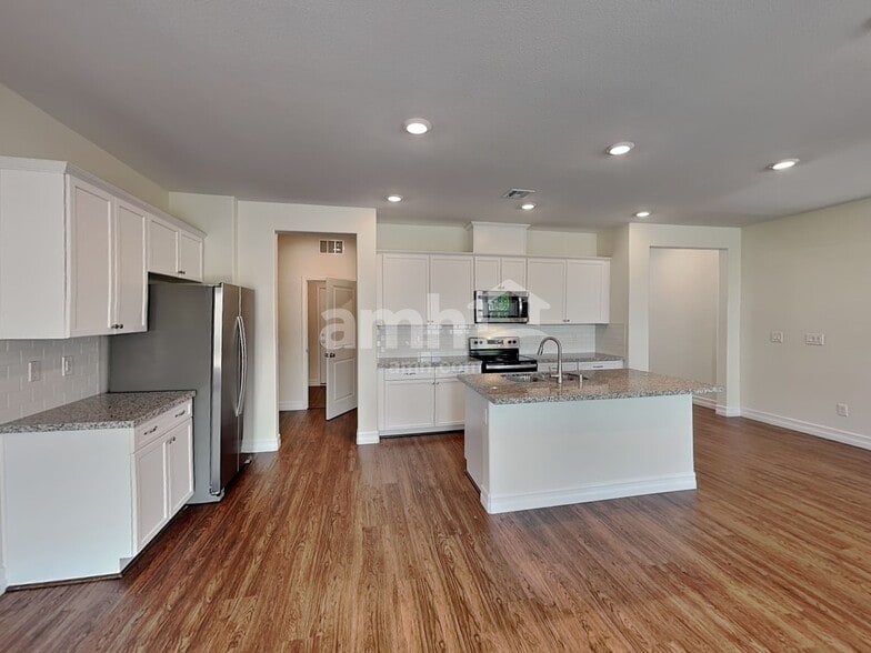 Building Photo - 6138 W Haleh Ave