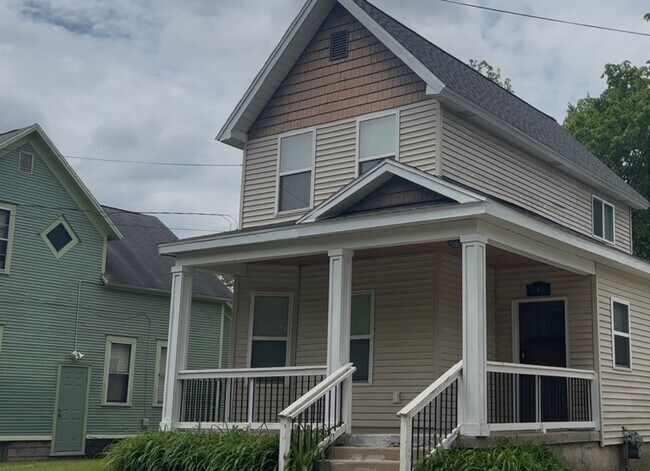 Building Photo - 4 Bedroom, 2 Bath Home available July 2025...