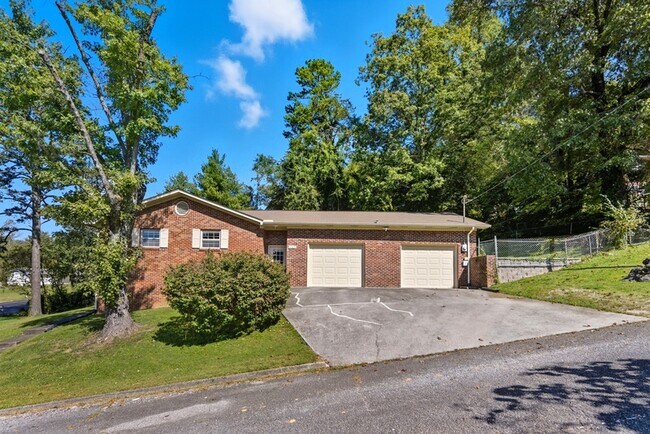 Primary Photo - 105 Ivy Ln