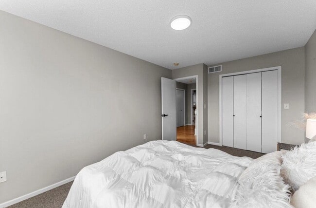 Building Photo - Elegant 3-Bed Single Family with Fireplace & Hardwood Floors in Shakopee – 2345 Sq Ft of Comfort