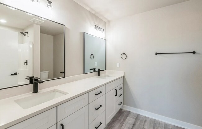 Building Photo - Beautiful near-new townhouse in Urbandale, available mid-August