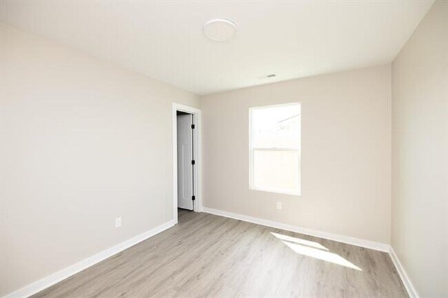 Building Photo - 512-514 W. 50th Ct. S.