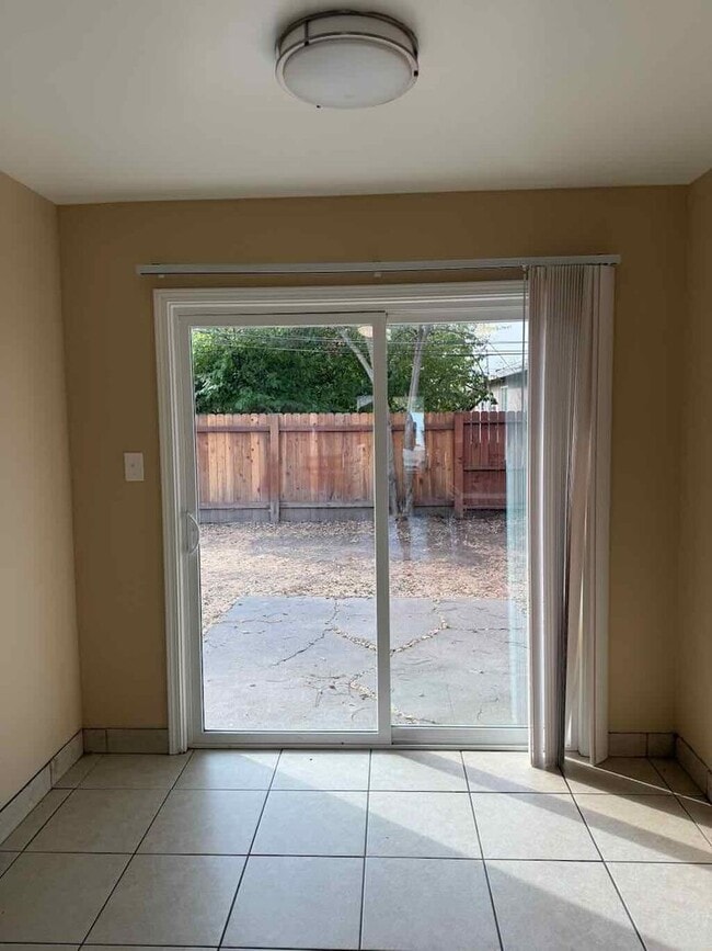 Building Photo - Updated 2 Bed/1 Bath 900 Sq.ft Duplex with...