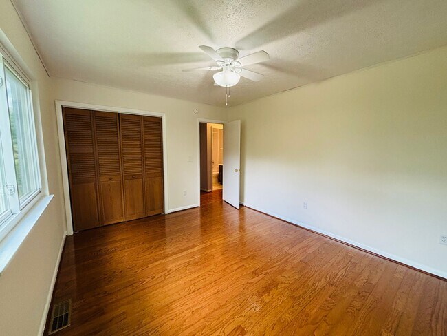 Building Photo - 3 Bedroom, 2 Bath House in Woodbine w/walking trail access