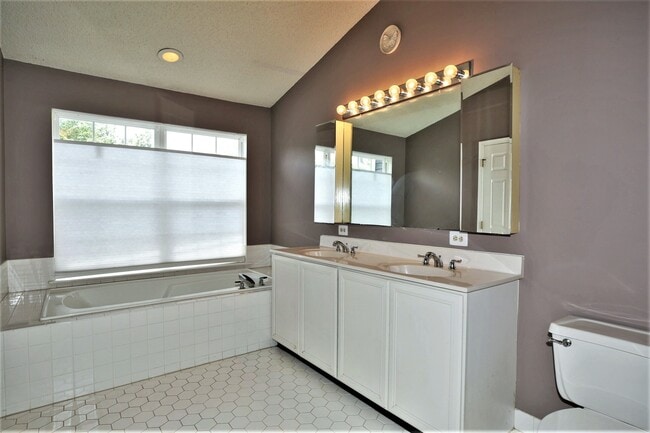 Building Photo - 13 Halstead Pl