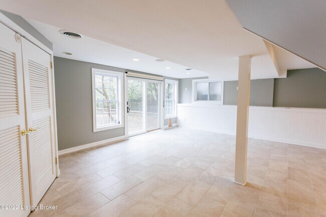 Building Photo - 2417 Ashwood Dr