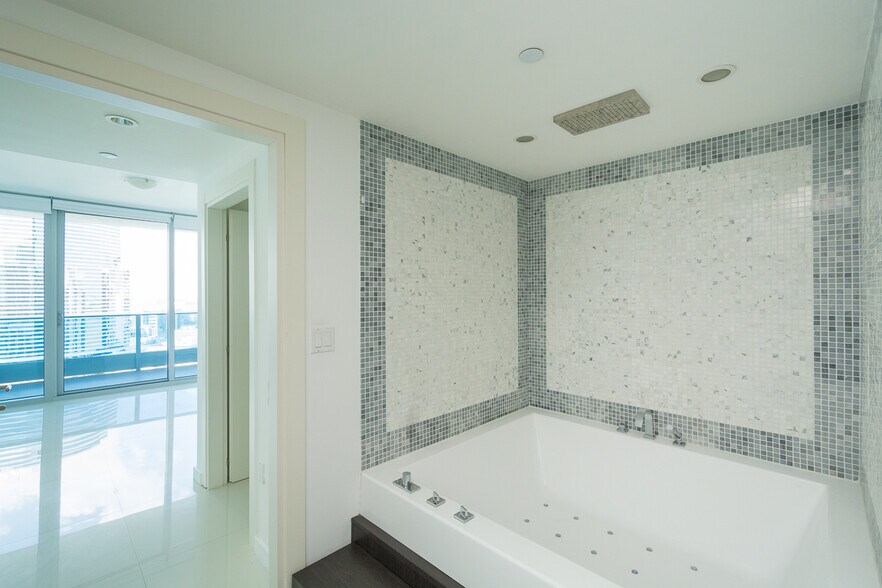 Building Photo - 200 S Biscayne Blvd