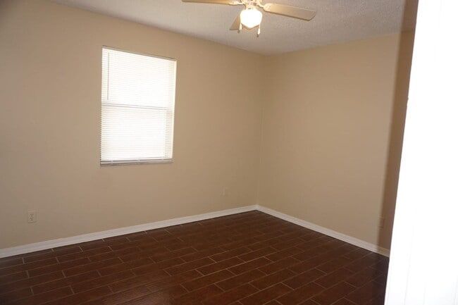 Building Photo - 3 Bedroom 2 Bathroom with Bonus Room