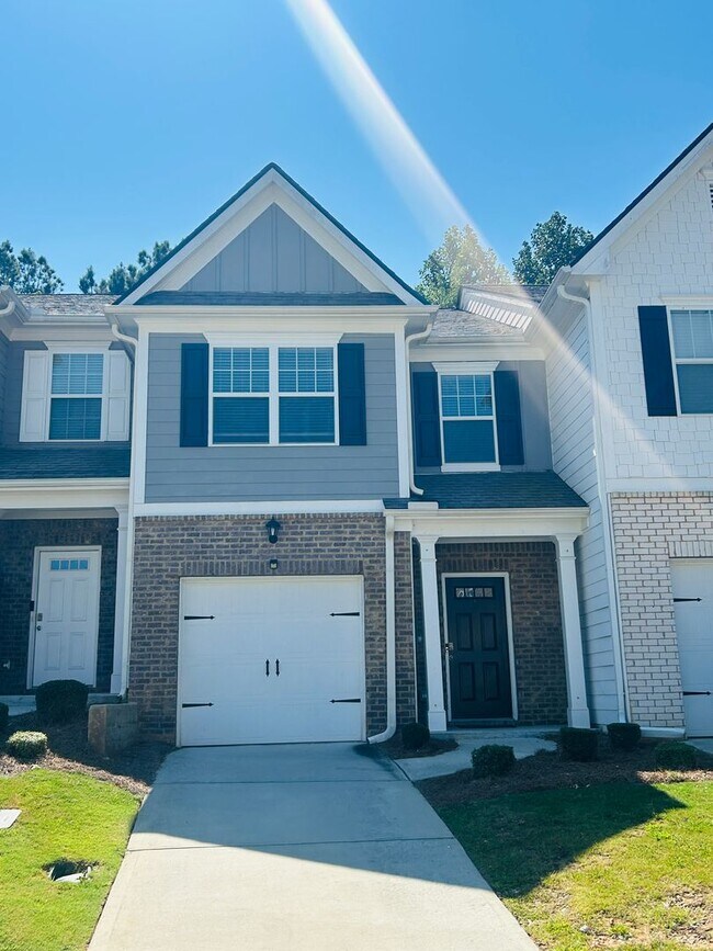 Building Photo - Wow 3 bedroom 2.5 bathroom townhome minute...