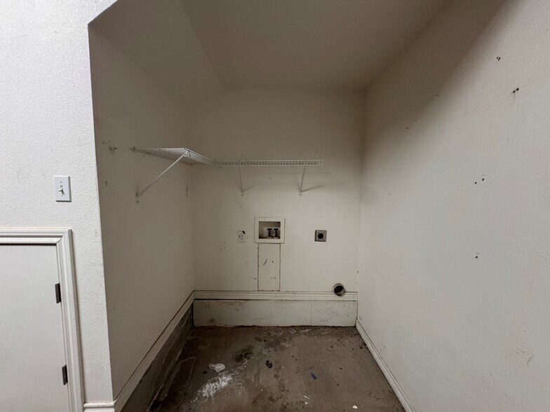 Building Photo - 7214 Barksdale Ln