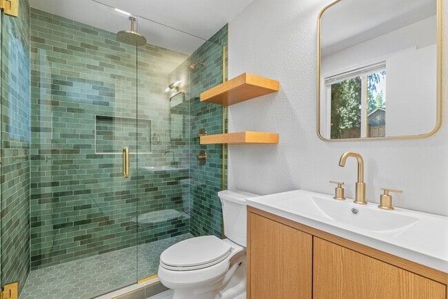 Building Photo - 3 bedroom 3 bath Finn Hill Kirkland