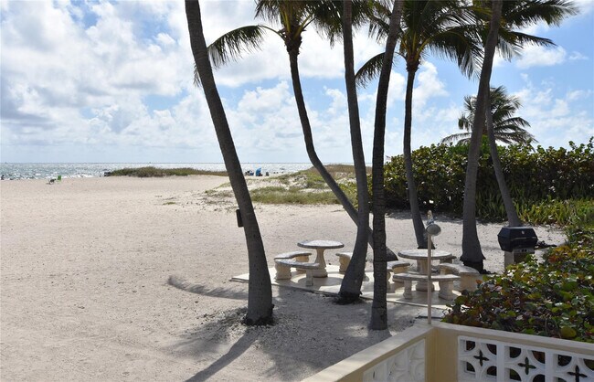 Building Photo - 1012 N Ocean Blvd