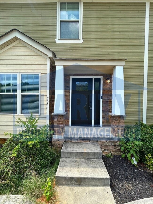 Building Photo - Modern townhome w/ master-on-main!