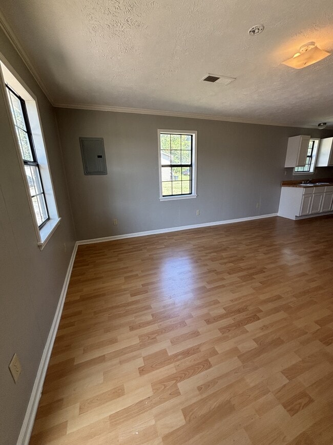 Building Photo - 102 N Bond Ave