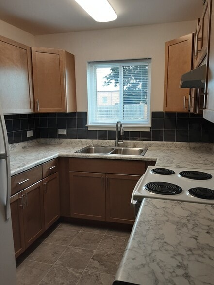 Kitchen - 417 Perrie Dr