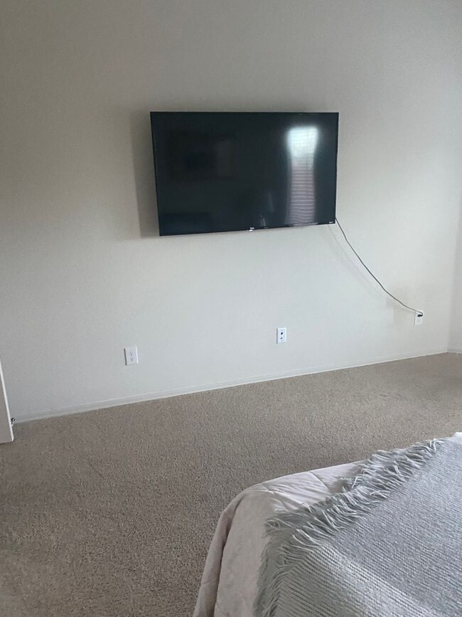 Building Photo - Fully furnished short term rental in Florence w/heated pool and spa