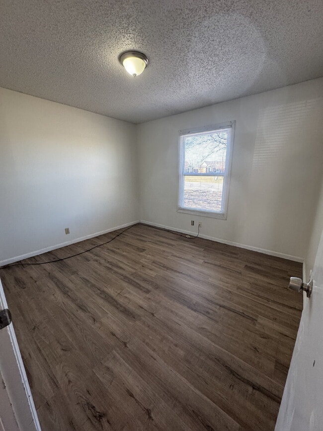 Building Photo - "Cozy 2-Bed Oasis in Wichita - Spacious 850 Sq. Ft. Living!"