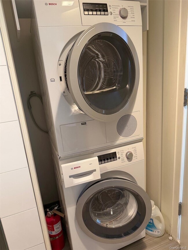 Building Photo - 39-16 Prince St