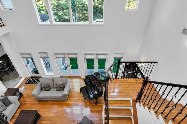 Building Photo - 10 Bay Woods Dr