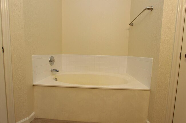 Building Photo - 15301 Ecorio Dr