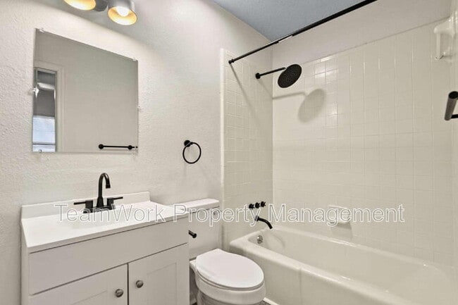 Building Photo - 3103b Azalea Dr