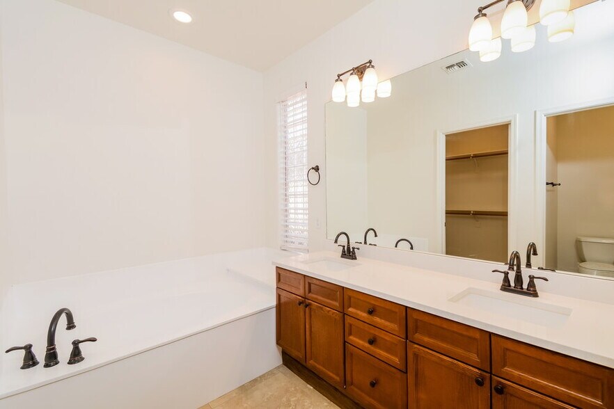 Building Photo - 13673 W Cypress St
