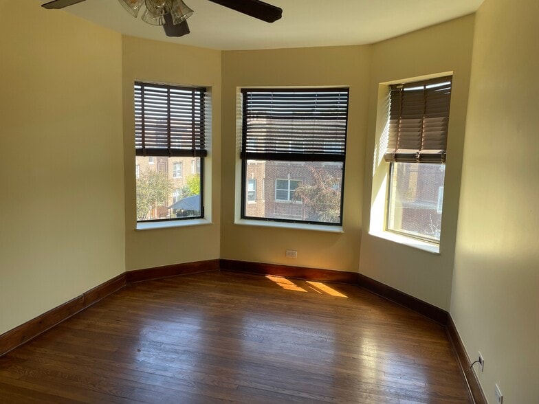 Living Room - 4922 N Kedzie Ave