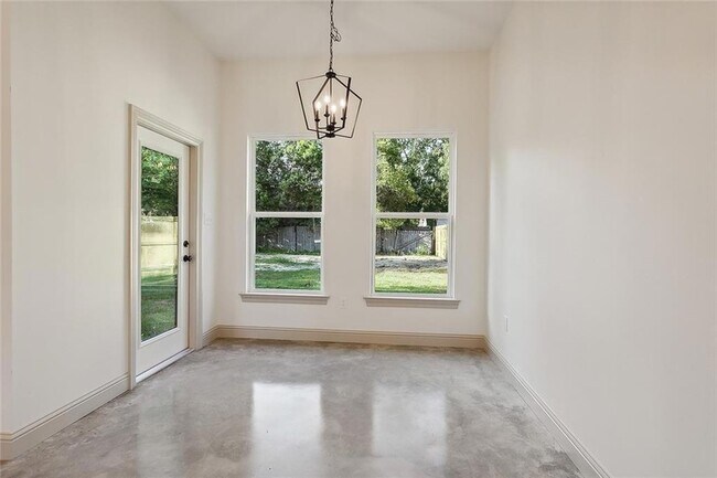 Building Photo - 2120 Robin St