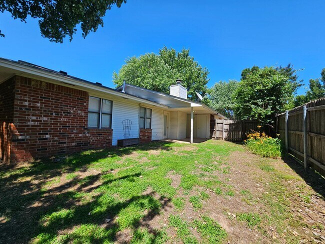 Building Photo - (3) Bed/(2) Bath in West Norman Available NOW! Sm Dog Negotiable.