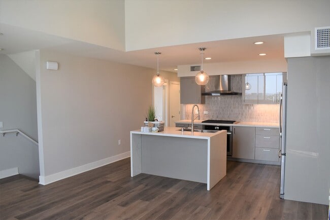 Building Photo - 2 bedroom 2.5 bath Townhome, walking dista...