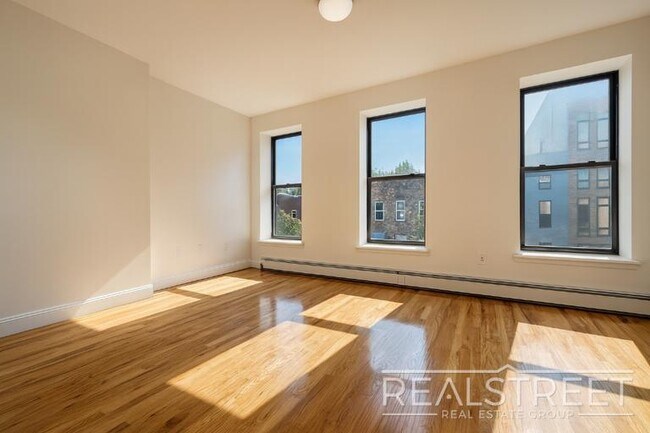 Building Photo - Charming 2 Bed 1.5 Bath Upper Duplex in Bushwick with Garden