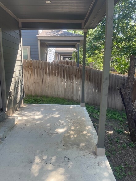 Building Photo - 6934 Lakeview Dr.