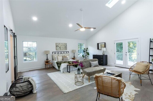 Building Photo - 2749 Memorial Dr SE