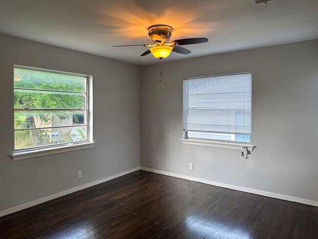 Building Photo - 3 Bedroom / 2 Bathroom