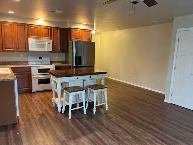 Building Photo - 2304002